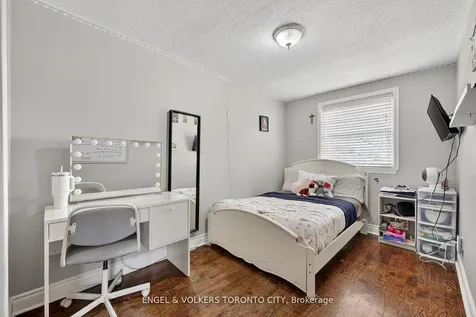 122 Septonne Avenue Newmarket ON L3Y 2W3