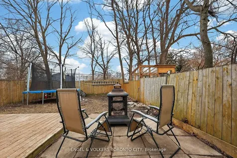 122 Septonne Avenue Newmarket ON L3Y 2W3