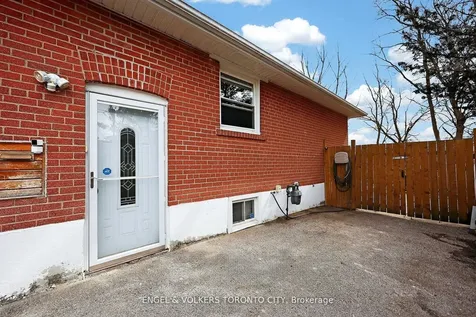 122 Septonne Avenue Newmarket ON L3Y 2W3