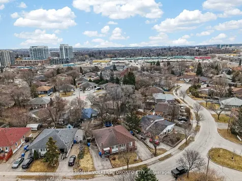 122 Septonne Avenue Newmarket ON L3Y 2W3