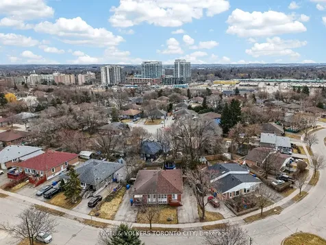 122 Septonne Avenue Newmarket ON L3Y 2W3
