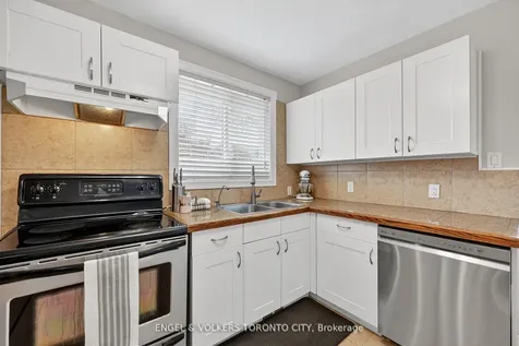 122 Septonne Avenue Newmarket ON L3Y 2W3