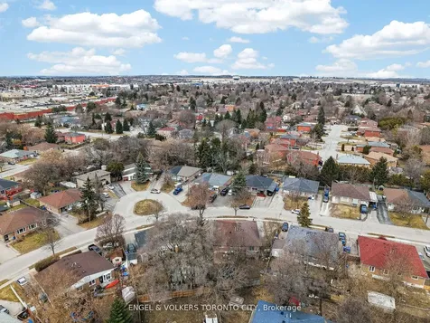122 Septonne Avenue Newmarket ON L3Y 2W3