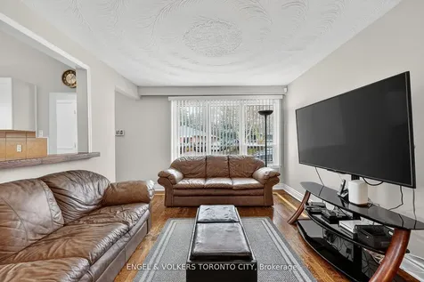122 Septonne Avenue Newmarket ON L3Y 2W3