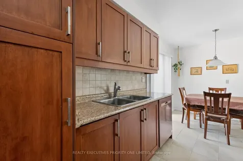 346 Darlington Crescent Newmarket ON L3Y 6N4