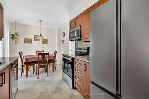 346 Darlington Crescent Newmarket ON L3Y 6N4