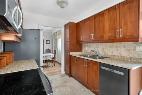 346 Darlington Crescent Newmarket ON L3Y 6N4