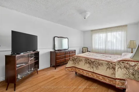 346 Darlington Crescent Newmarket ON L3Y 6N4