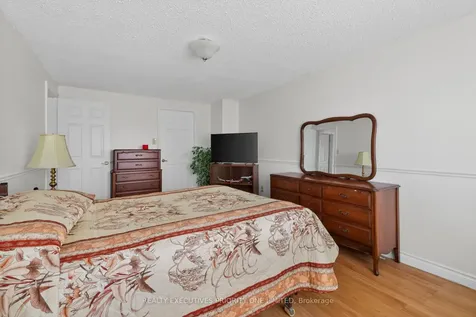 346 Darlington Crescent Newmarket ON L3Y 6N4