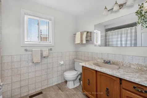 346 Darlington Crescent Newmarket ON L3Y 6N4