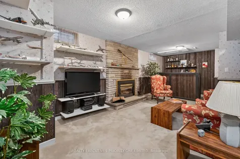 346 Darlington Crescent Newmarket ON L3Y 6N4