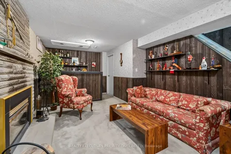 346 Darlington Crescent Newmarket ON L3Y 6N4