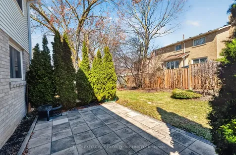 346 Darlington Crescent Newmarket ON L3Y 6N4
