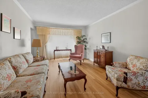 346 Darlington Crescent Newmarket ON L3Y 6N4