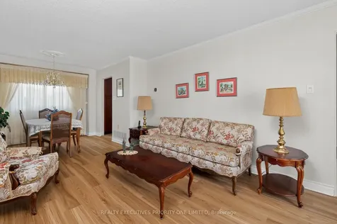 346 Darlington Crescent Newmarket ON L3Y 6N4
