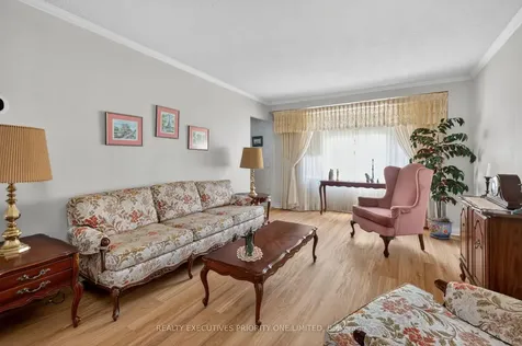 346 Darlington Crescent Newmarket ON L3Y 6N4