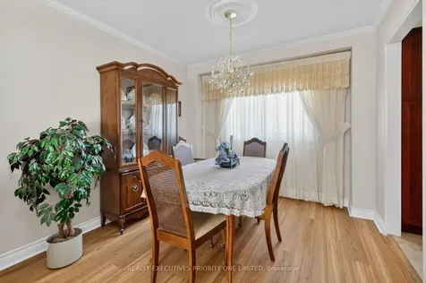 346 Darlington Crescent Newmarket ON L3Y 6N4