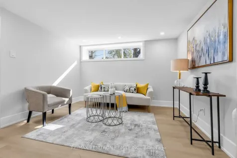 176 Charlotte Street S Newmarket ON L3Y 3S8