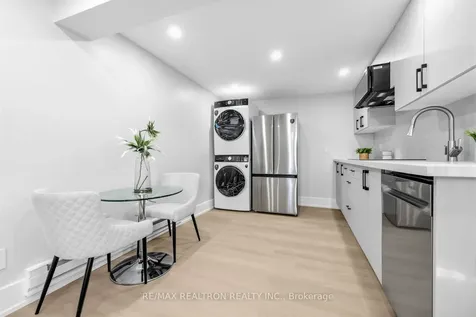 176 Charlotte Street S Newmarket ON L3Y 3S8