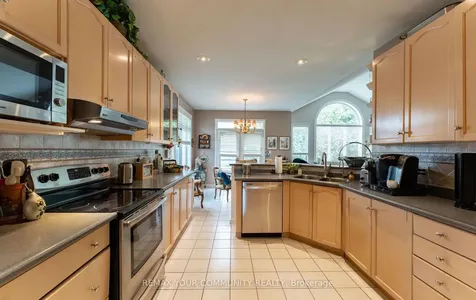 863 Shadrach Drive Newmarket ON L3X 2H3