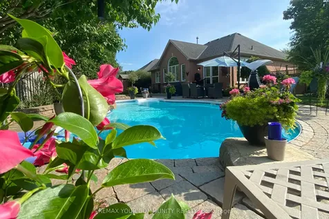 863 Shadrach Drive Newmarket ON L3X 2H3