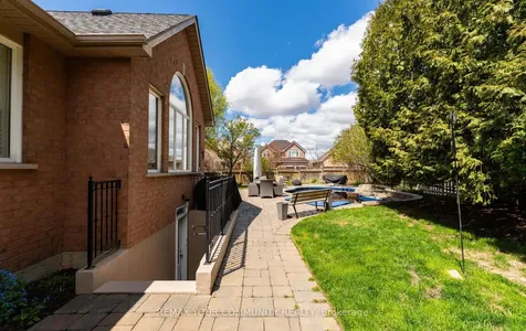 863 Shadrach Drive Newmarket ON L3X 2H3