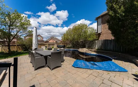 863 Shadrach Drive Newmarket ON L3X 2H3