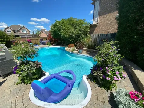 863 Shadrach Drive Newmarket ON L3X 2H3