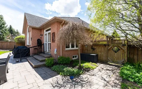 863 Shadrach Drive Newmarket ON L3X 2H3
