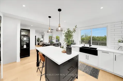 128 Mccauley Court Newmarket ON L3Y 7W2