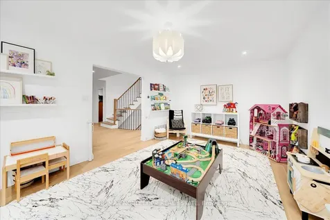 128 Mccauley Court Newmarket ON L3Y 7W2
