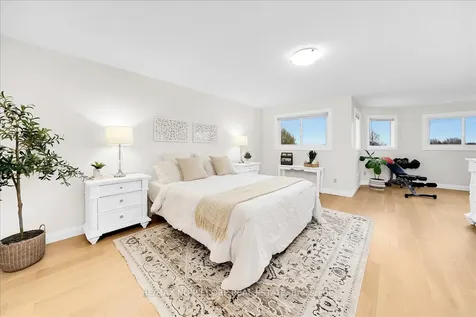 128 Mccauley Court Newmarket ON L3Y 7W2
