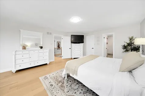 128 Mccauley Court Newmarket ON L3Y 7W2