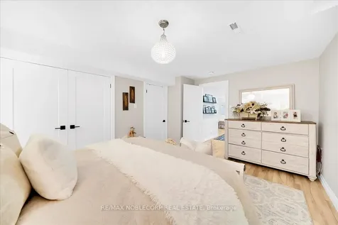 128 Mccauley Court Newmarket ON L3Y 7W2