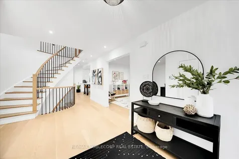 128 Mccauley Court Newmarket ON L3Y 7W2