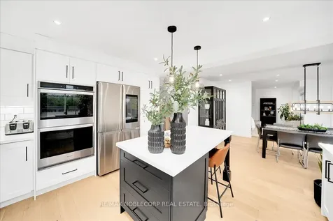 128 Mccauley Court Newmarket ON L3Y 7W2
