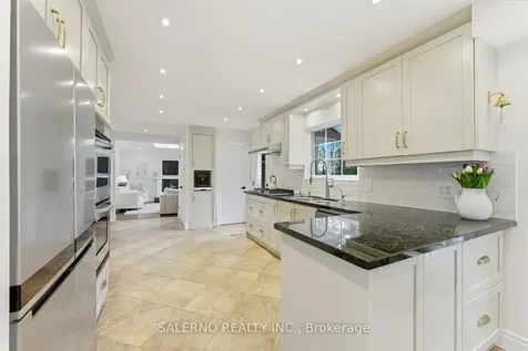 8 Simon Henry Avenue King ON L0G 1N0
