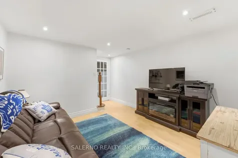 8 Simon Henry Avenue King ON L0G 1N0