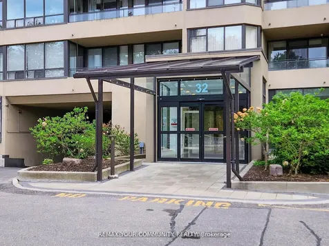 32 Clarissa Drive Richmond Hill ON L4C 9R7