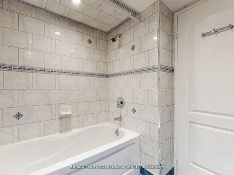 32 Clarissa Drive Richmond Hill ON L4C 9R7