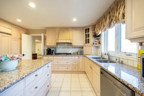 10 Whitelaw Court Markham ON L3T 5E7