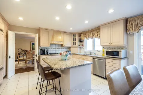 10 Whitelaw Court Markham ON L3T 5E7