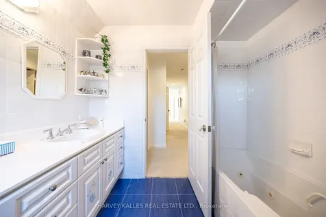 10 Whitelaw Court Markham ON L3T 5E7