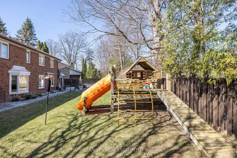 10 Whitelaw Court Markham ON L3T 5E7