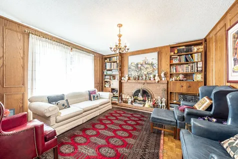 10 Whitelaw Court Markham ON L3T 5E7