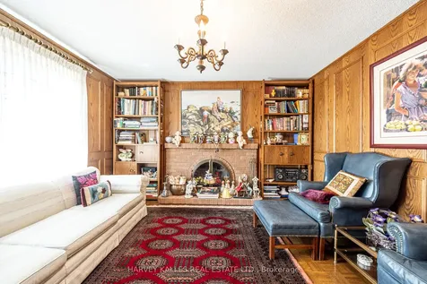 10 Whitelaw Court Markham ON L3T 5E7