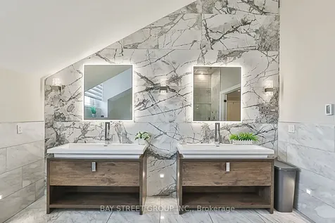 11 Gatcombe Circle Richmond Hill ON L4C 9P4