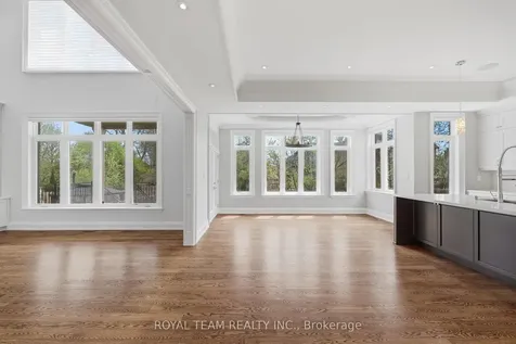 130 Elmwood Avenue Richmond Hill ON L4C 1K9