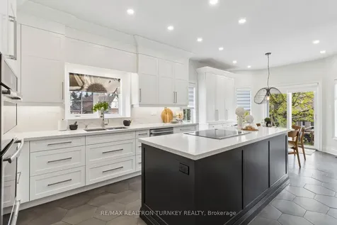 778 Quantra Crescent Newmarket ON L3X 1M9