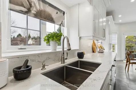 778 Quantra Crescent Newmarket ON L3X 1M9